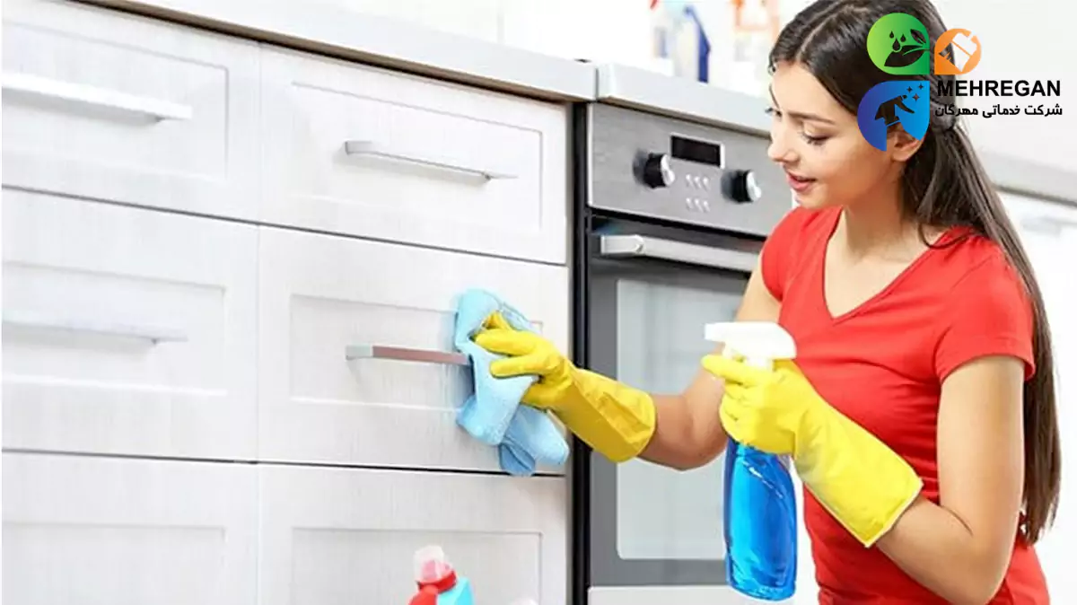 چطور زیر کابینت را تمیز کنیم؟
